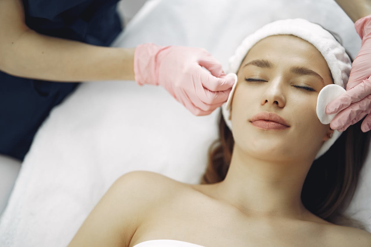 Hydrafacial Vs. Regular Facials: What’s the Difference?